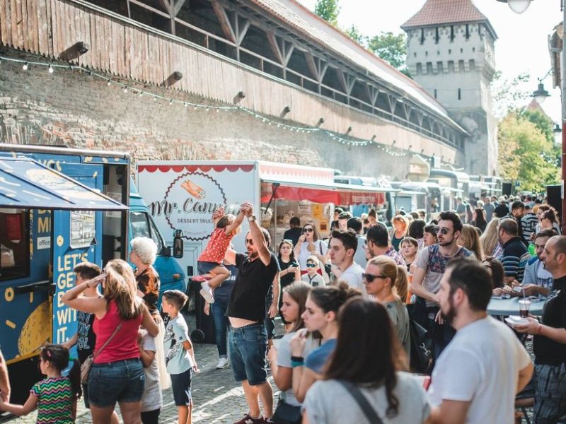 cele mai bune food – truck-uri din țară ”parchează” la ”foodie – street food cuisine” în sibiu