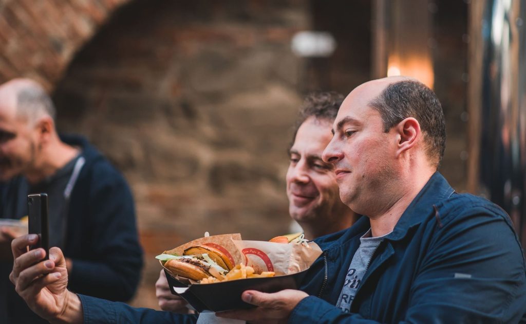 cele mai bune food – truck-uri din țară ”parchează” la ”foodie – street food cuisine” în sibiu