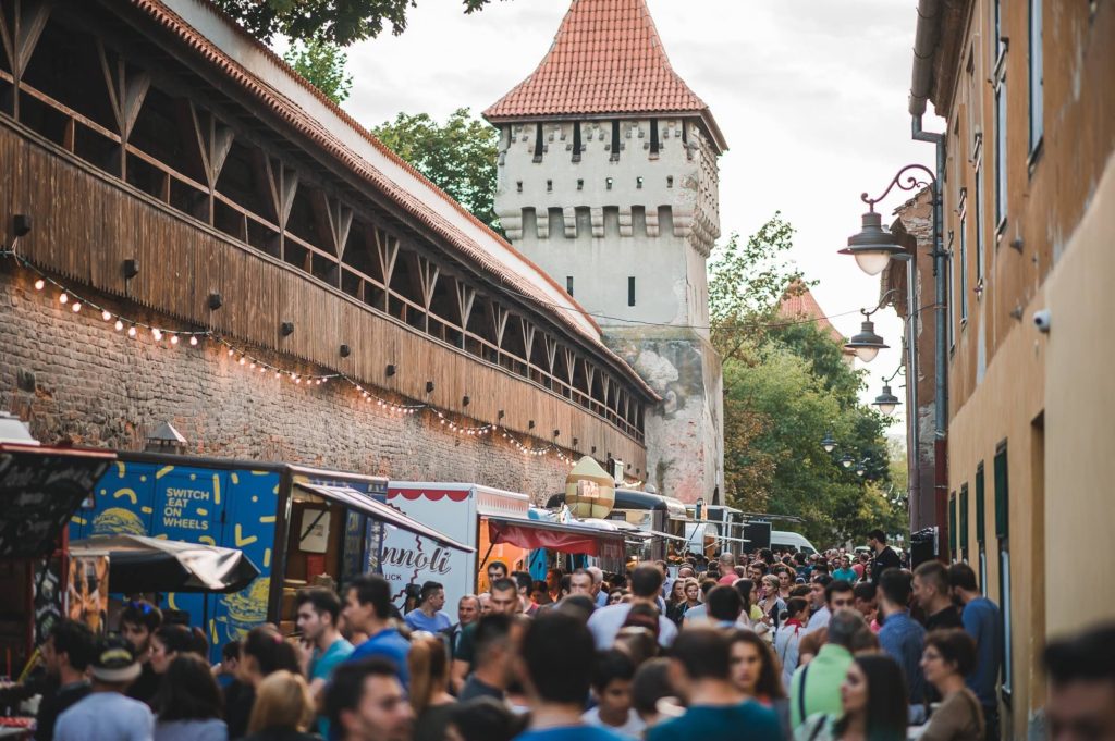 cele mai bune food – truck-uri din țară ”parchează” la ”foodie – street food cuisine” în sibiu