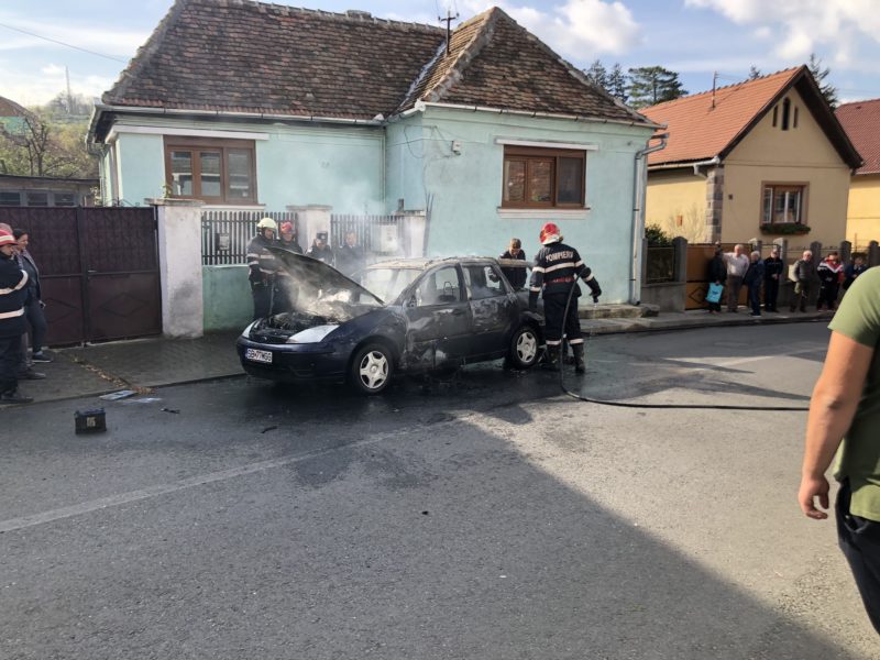 foto - o mașină a luat foc pe strada axente server din mediaș