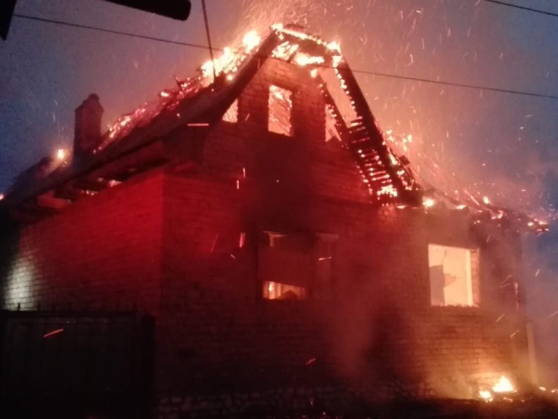 foto incendiu la tîrnava - un acoperiș a luat foc