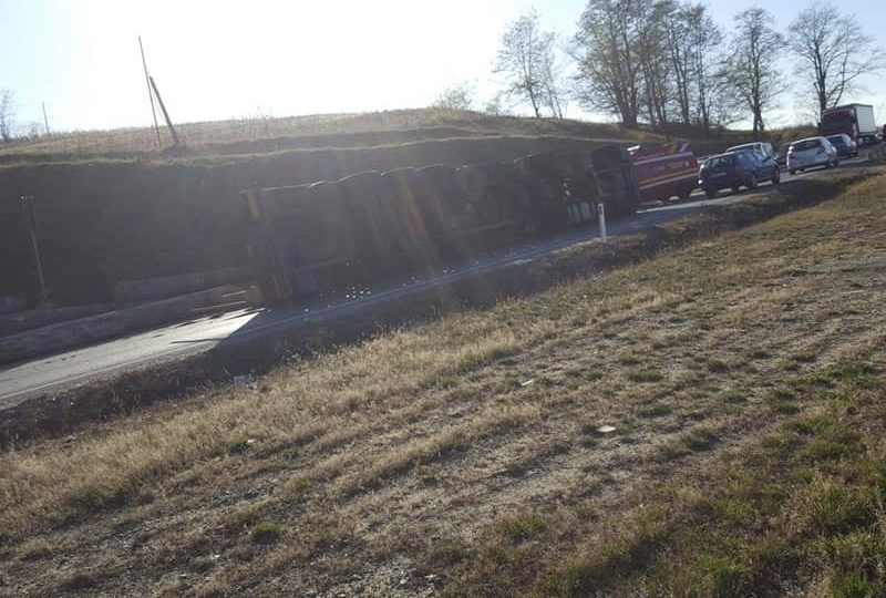 foto - tir răsturnat la târnava. patru persoane rănite