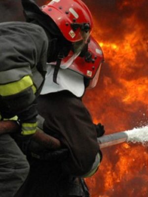 Incendiu la Brateiu din cauza unui coș de fum – Au ars două case