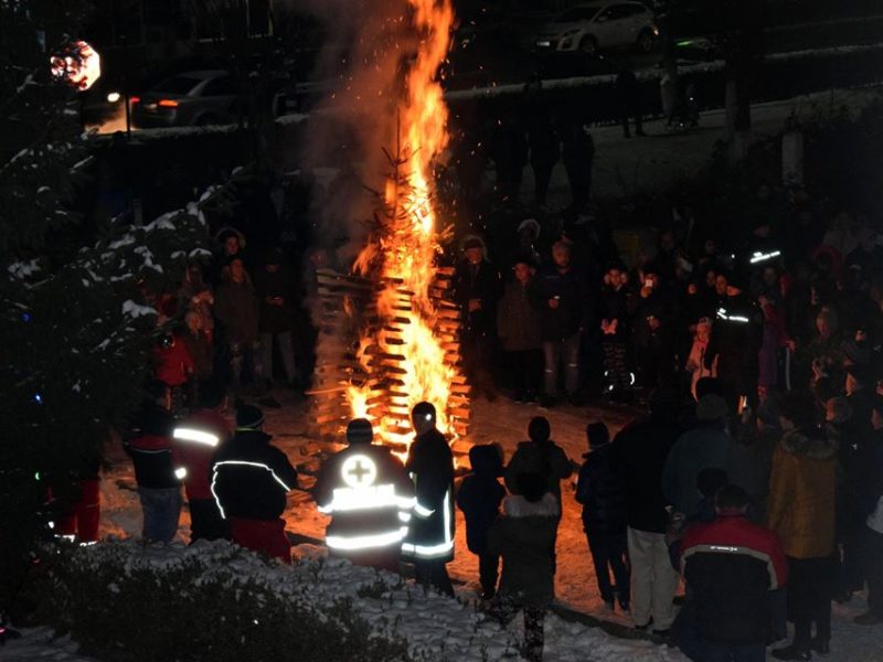 foto ionii din copşa mică, sărbătoriți cu foc de tabără