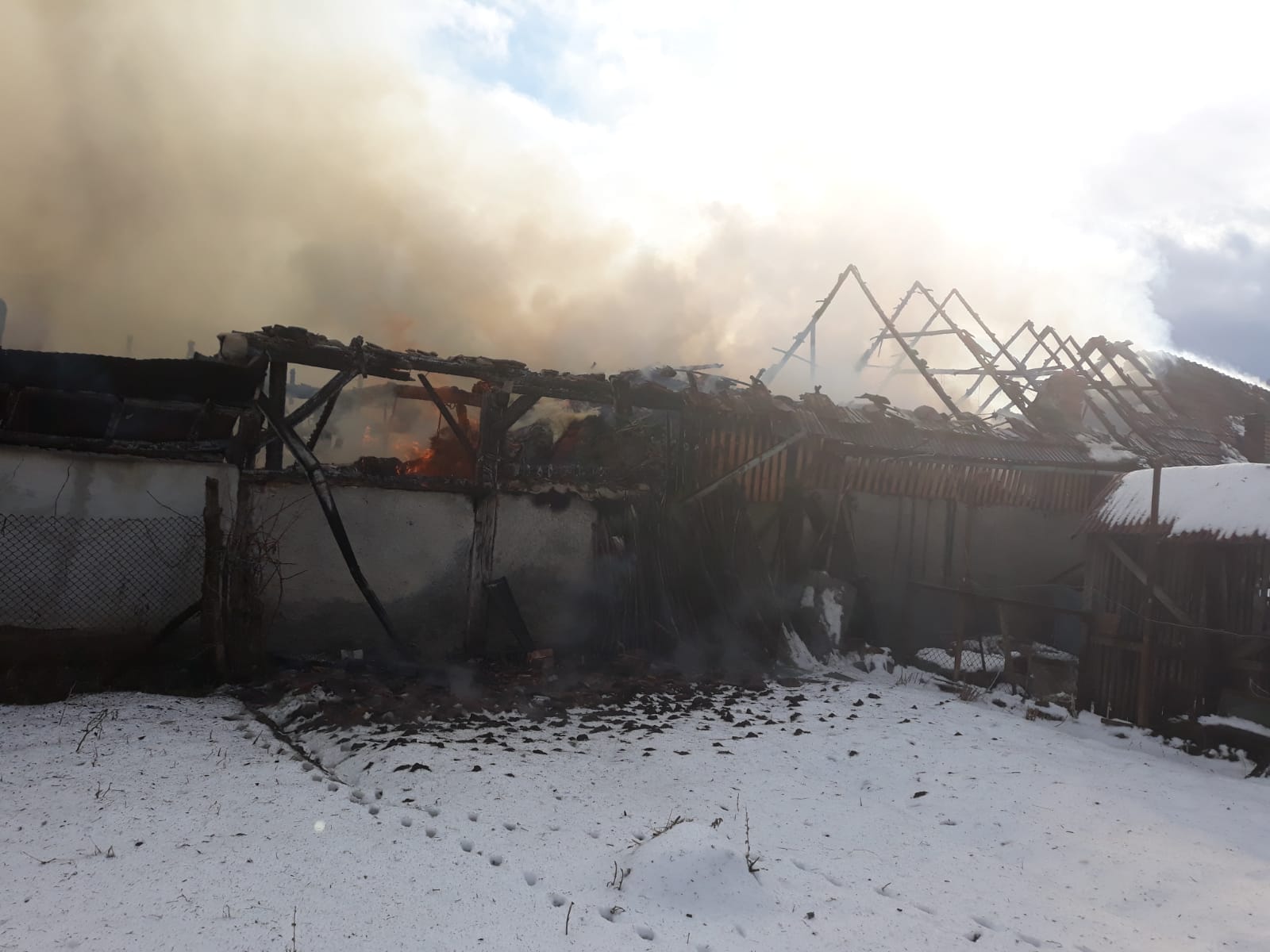 UPDATE FOTO Incendiu la o locuință din Dârlos. Acoperișul a luat foc 2 update foto incendiu la o locuință din dârlos. acoperișul a luat foc