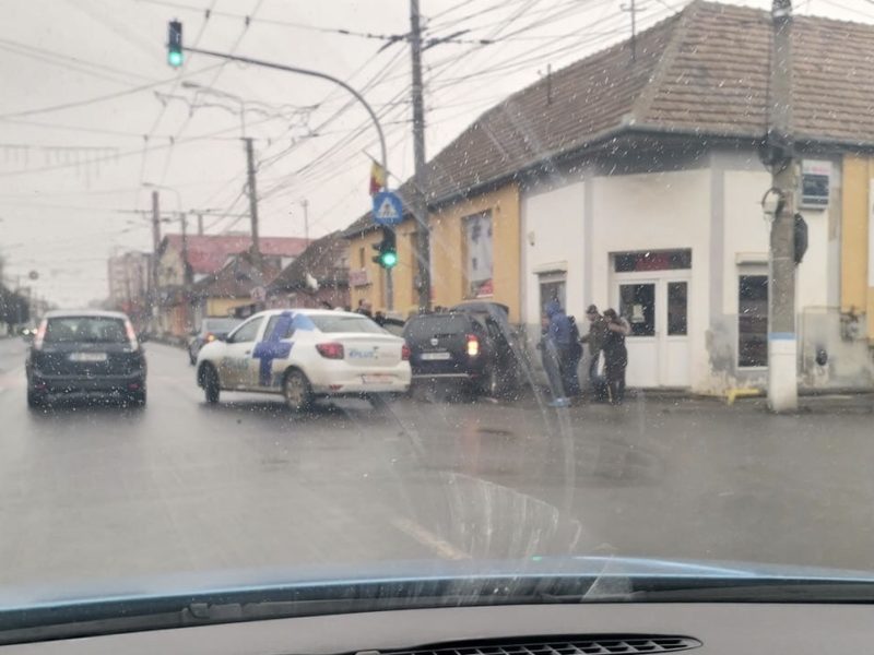 foto - accident pe șoseaua sibiului. două persoane rănite