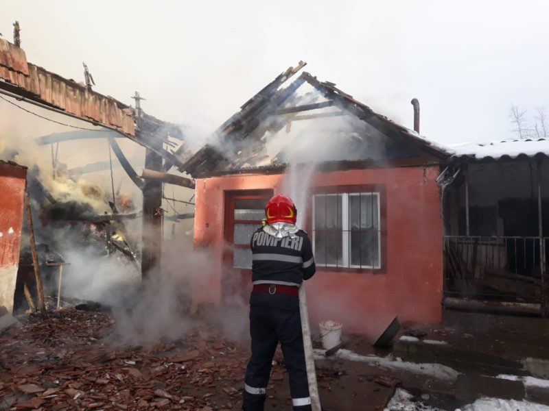 update foto incendiu la o locuință din dârlos. acoperișul a luat foc