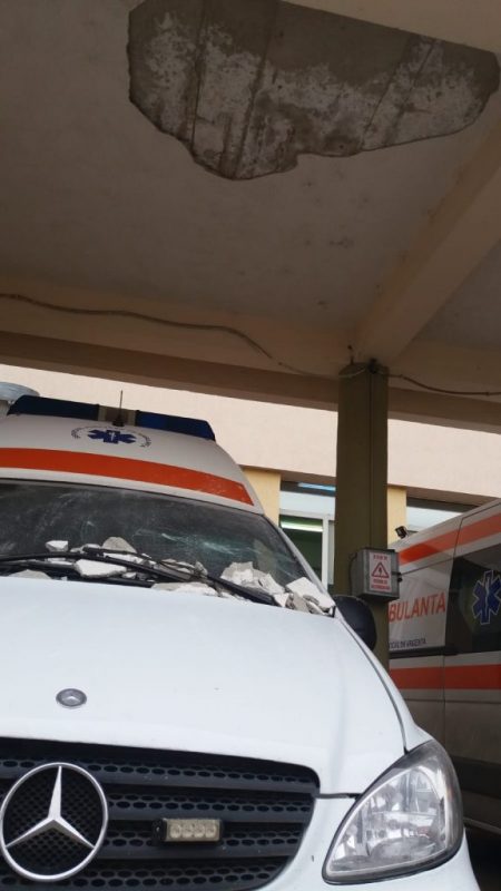 FOTO - Bucăți de tencuială căzută pe o ambulanță la Mediaș 2 foto - bucăți de tencuială căzută pe o ambulanță la mediaș