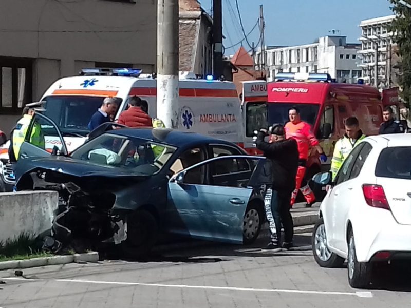 foto accident grav pe strada teclu din sibiu. doi copii răniți