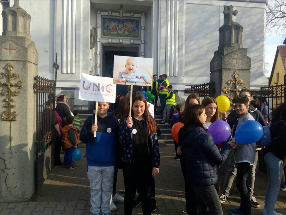 FOTO - Marş pentru viaţa cu sute de participanţi la Mediaş 2 foto - marş pentru viaţa cu sute de participanţi la mediaş