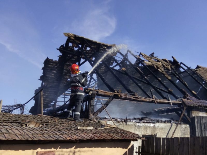 update foto incendiu la brateiu. arde o anexă