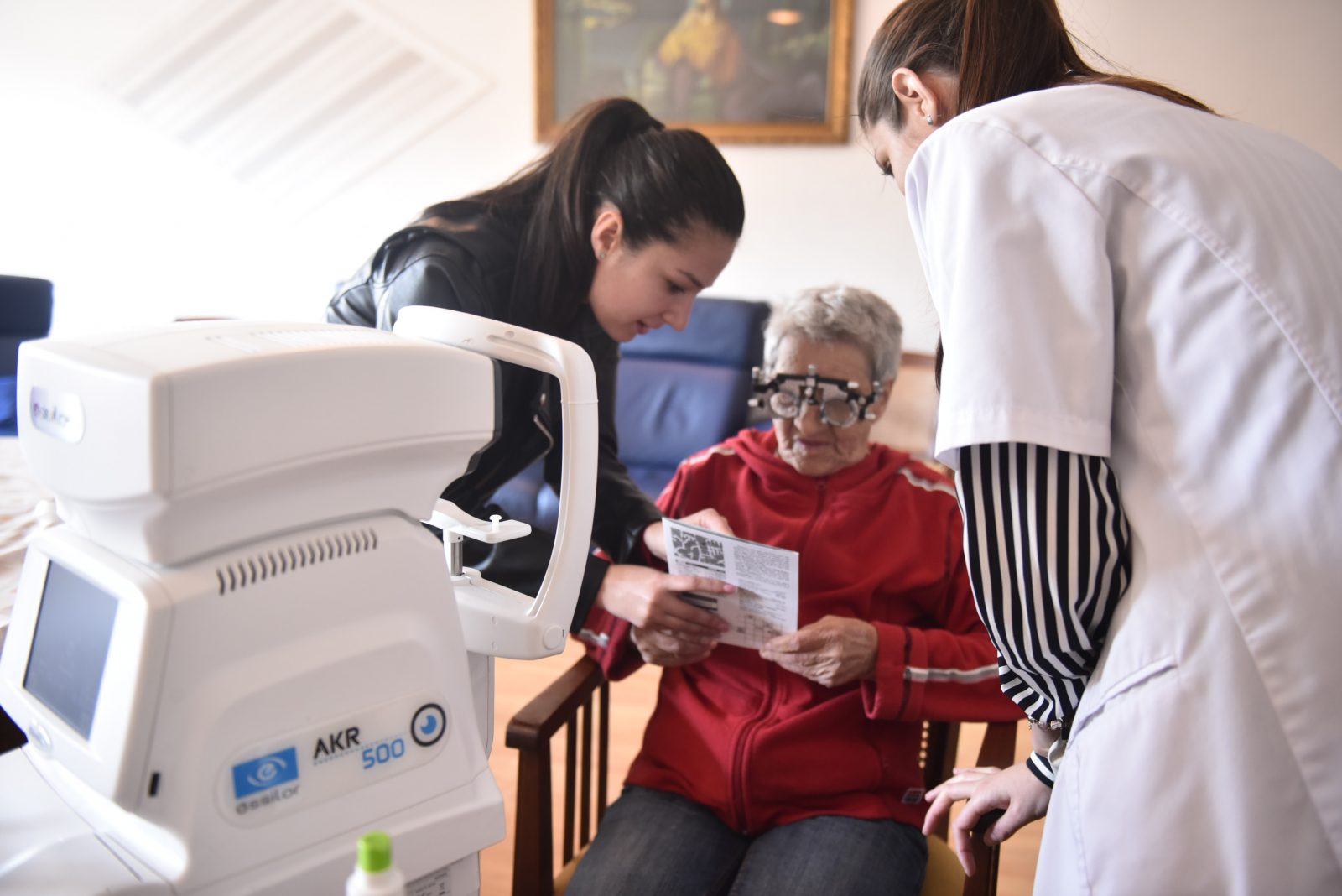 Campania Buy Back de Ochelari Ochelari: Consultații OptyU și ochelari gratis pentru bătrânii de la azilul din Slimnic 3 campania buy back de ochelari ochelari: consultații optyu și ochelari gratis pentru bătrânii de la azilul din slimnic
