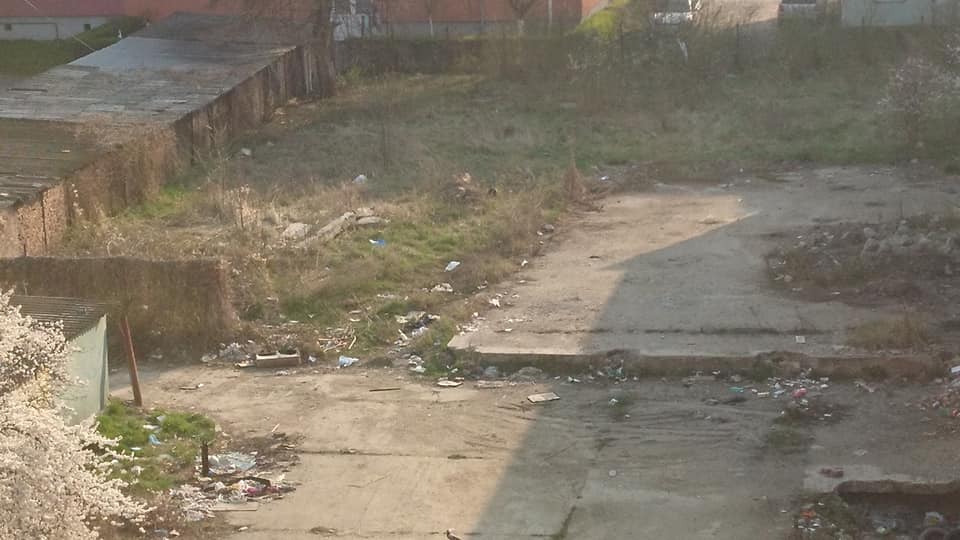 FOTO - Fostă centrală transformată în depozit de gunoaie și casă pentru oamenii străzii - Este un adevărat focar de infecție 2 foto - fostă centrală transformată în depozit de gunoaie și casă pentru oamenii străzii - este un adevărat focar de infecție