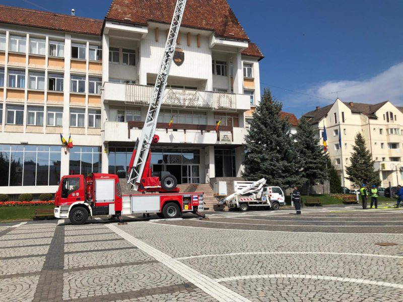 foto video - exercițiu de salvat vieți. pompierii au simulat un incendiu cu mai multe victime la mediaș
