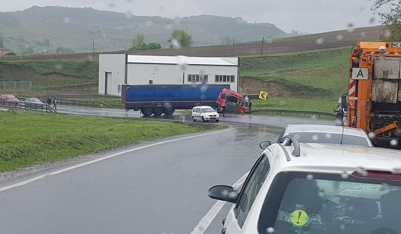 foto un tir a derapat la ieșire din târnava spre copșa mică. traficul a fost blocat