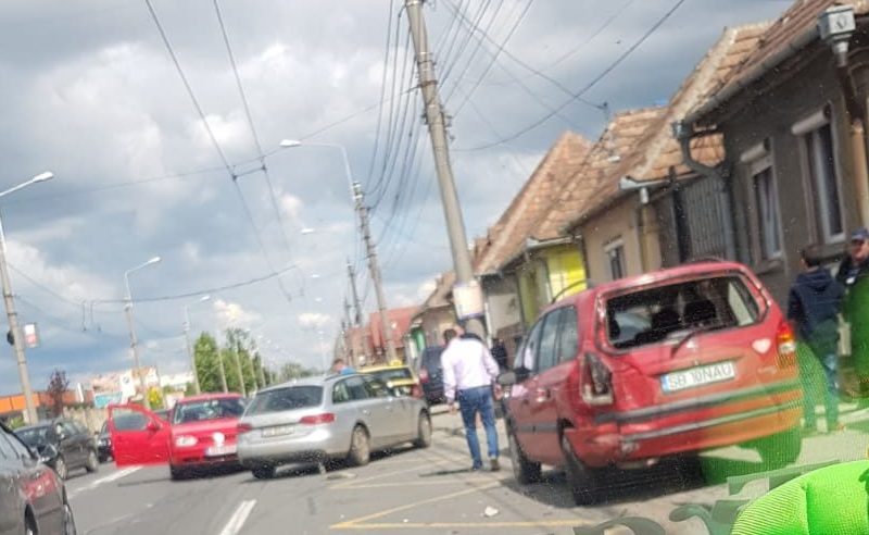 foto trei mașini implicate într-un accident pe strada aurel vlaicu din mediaș