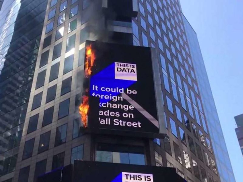 un imens ecran digital a luat foc în times square la new york video