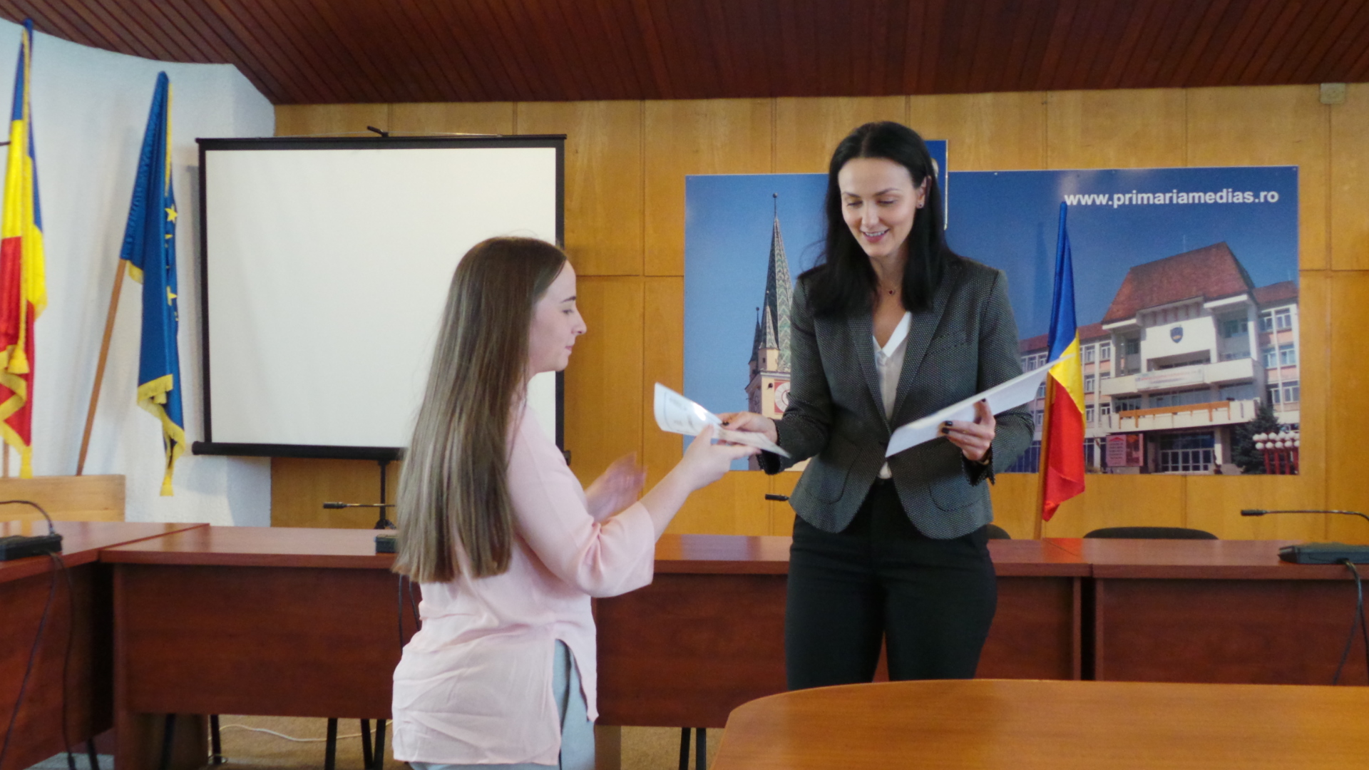 FOTO Municipalitatea a acordat și în acest an burse pentru elevii din oraș 2 foto municipalitatea a acordat și în acest an burse pentru elevii din oraș