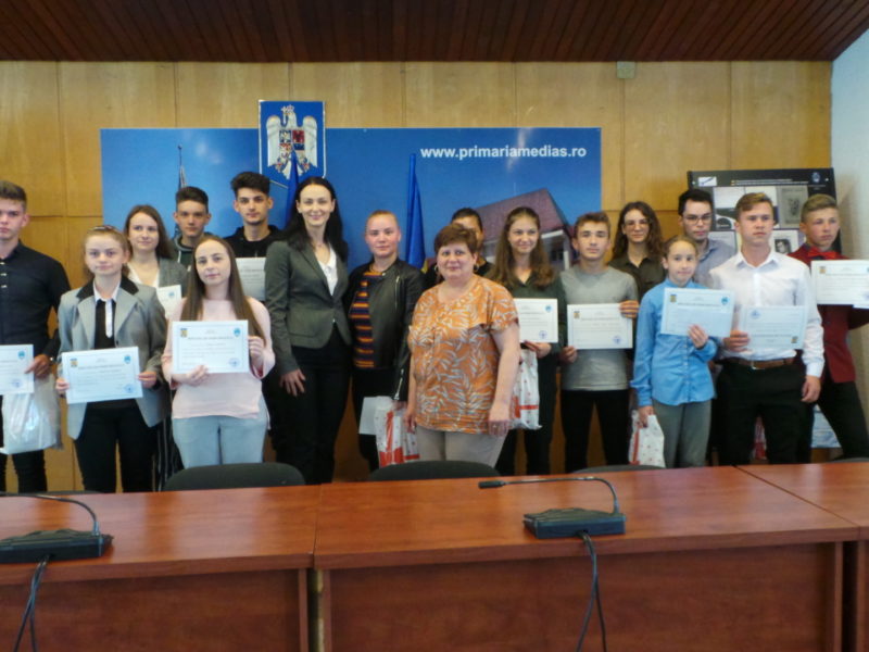 foto municipalitatea a acordat și în acest an burse pentru elevii din oraș