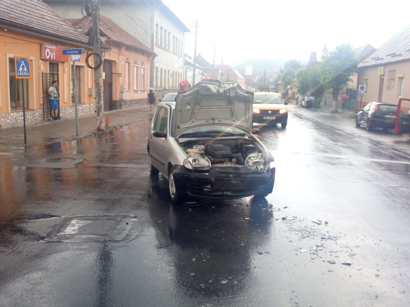 foto accident pe strada avram iancu din mediaș. două mașini implicate