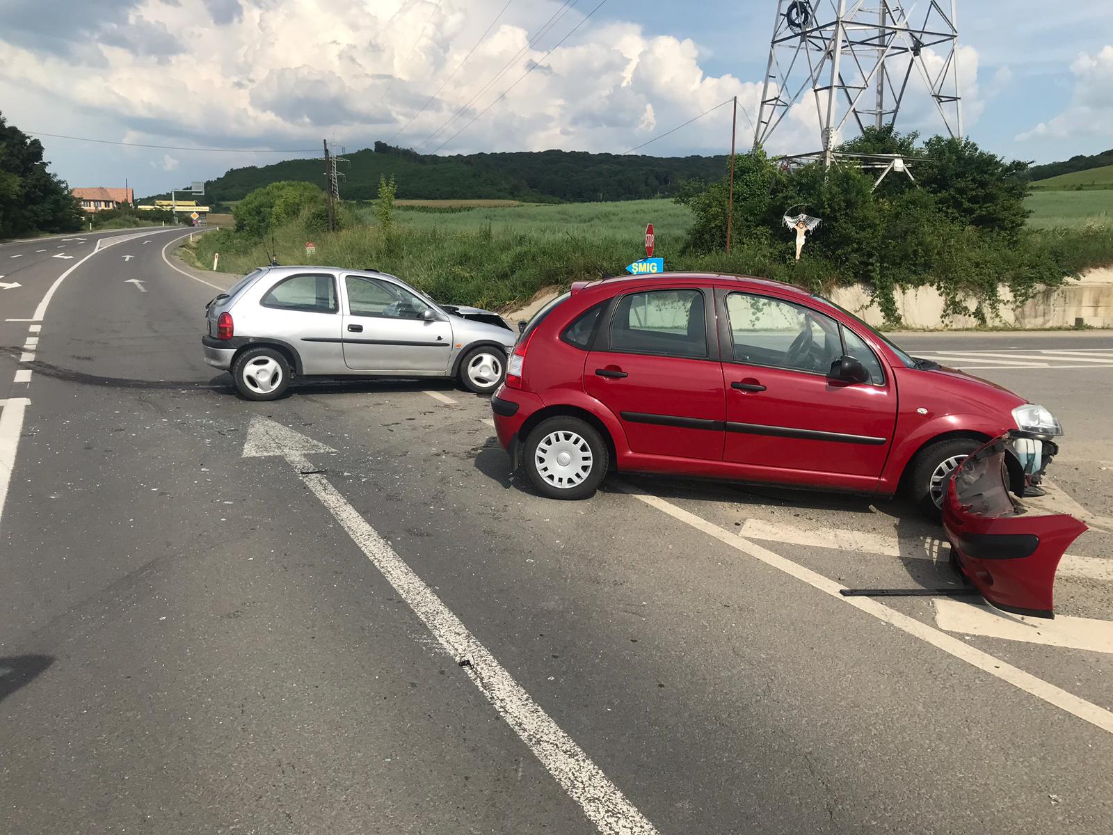 FOTO Accident la Ațel. Două persoane la spital 2 foto accident la ațel. două persoane la spital