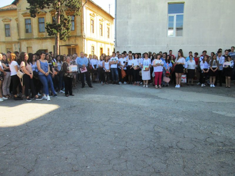 foto bucurie, lacrimi și îmbrătișări, în ultima zi de școală la liceul axente server din mediaș
