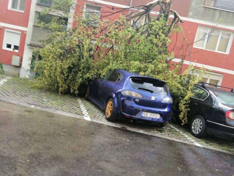 foto vremea a făcut ravagii la mediaș. mai multe mașini au fost distruse