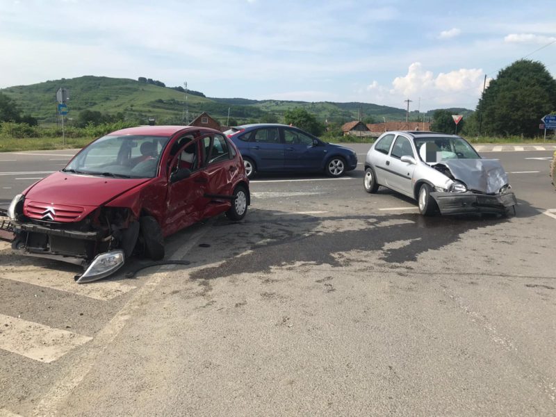 foto accident la ațel. două persoane la spital