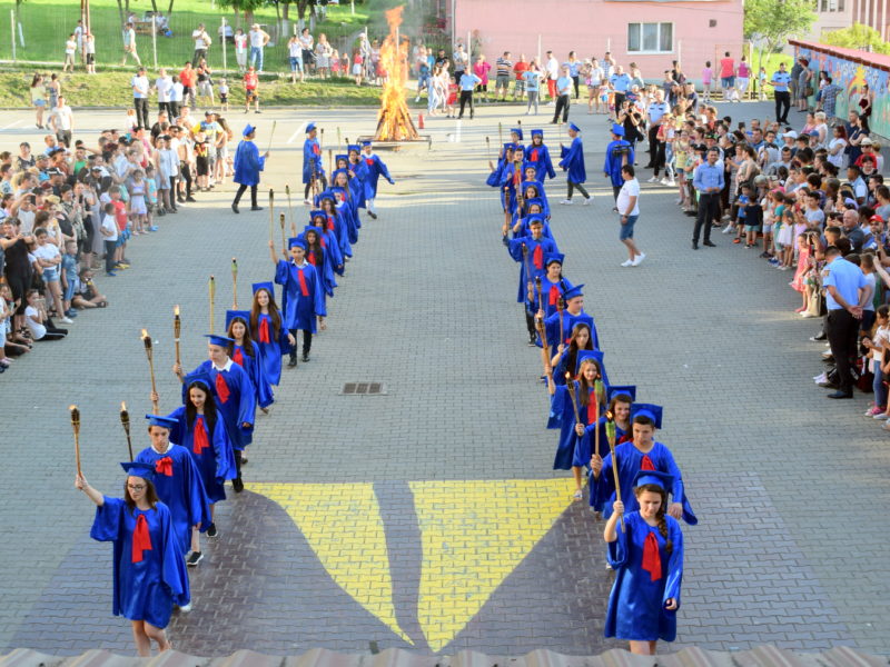 foto retreagerea cu torţe a elevilor claselor a viii-a, la copșa mica