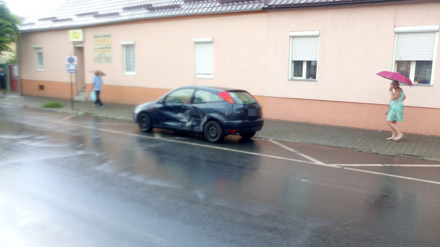 FOTO Accident pe strada Avram Iancu din Mediaș. Două mașini implicate 2 foto accident pe strada avram iancu din mediaș. două mașini implicate