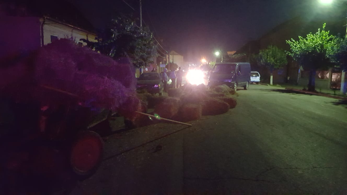FOTO Un șofer băut a intrat cu mașina într-o cărută pe DN14. Victima transportată de urgență la Sibiu 2 foto un șofer băut a intrat cu mașina într-o cărută pe dn14. victima transportată de urgență la sibiu