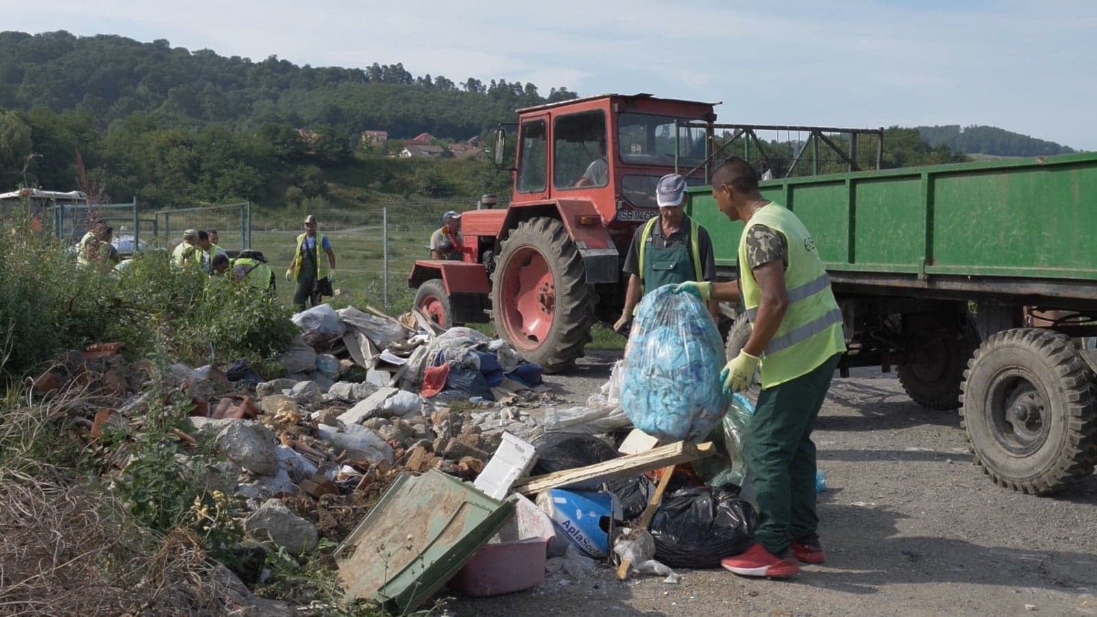 FOTO Gunoaie și lipsă de bun-simț. Zona târgului a fost curățată 3 foto gunoaie și lipsă de bun-simț. zona târgului a fost curățată