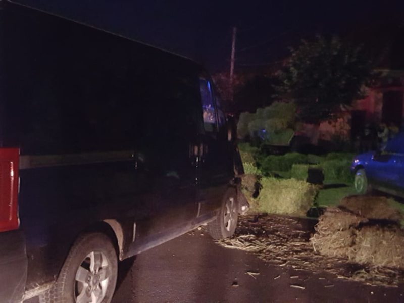 foto un șofer băut a intrat cu mașina într-o cărută pe dn14. victima transportată de urgență la sibiu