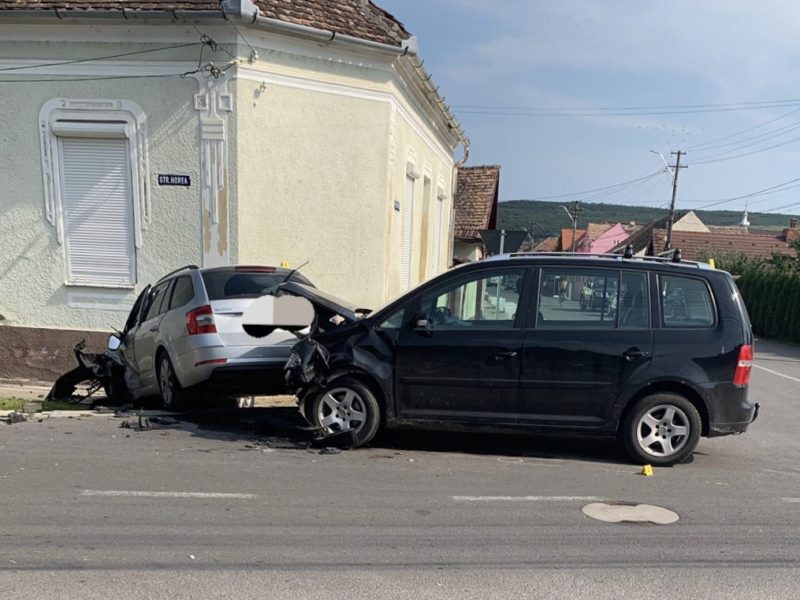 foto accident la dumbrăveni. două autoturisme implicate