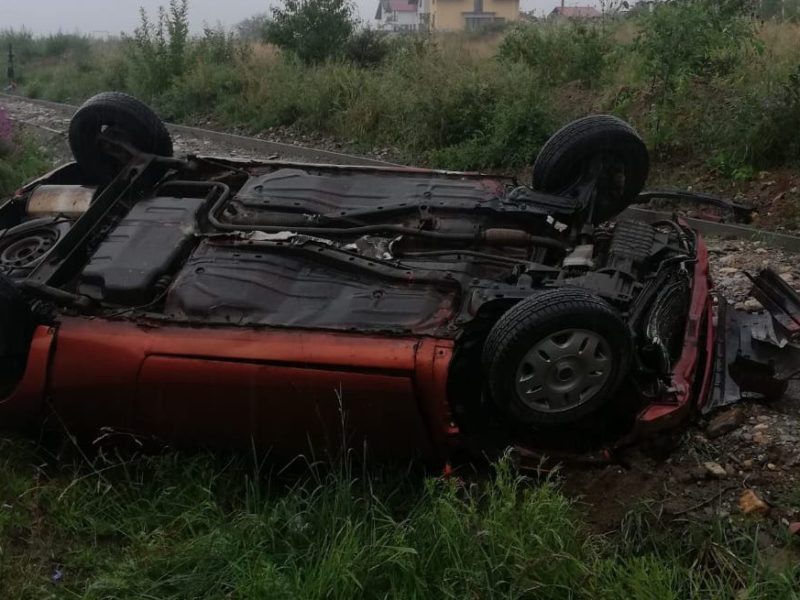 foto o șoferiță de 27 de ani s-a răsturnat cu mașina pe dj106c