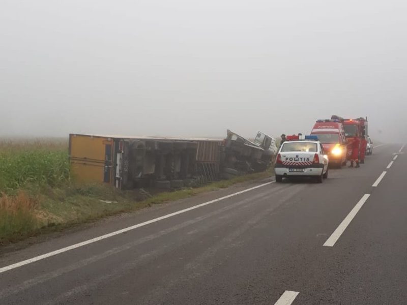 foto tir răsturnat pe dn 14 între axente sever și agârbiciu