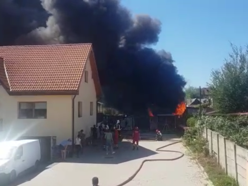 foto video – incendiu puternic la un depozit din șelimbăr