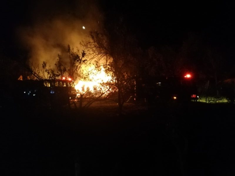foto gospodărie distrusă de flăcări, la richiș. peste 50 de animale au ars