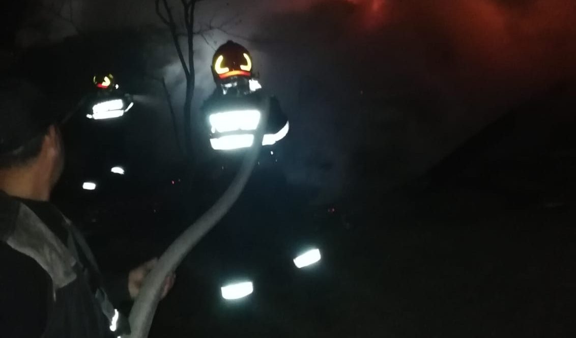 FOTO Gospodărie distrusă de flăcări, la Richiș. Peste 50 de animale au ars 2 foto gospodărie distrusă de flăcări, la richiș. peste 50 de animale au ars
