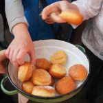 galerie foto: sărbătoarea gogoșilor: mii de gogoși înfulecate cu poftă la dupuș