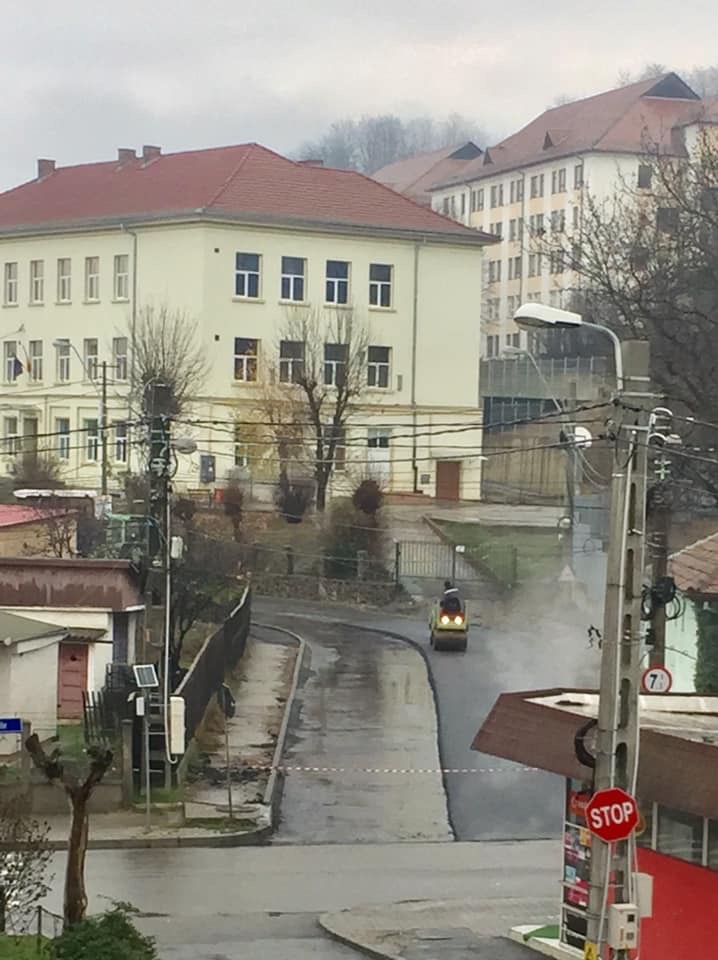 FOTO Atenție, se asfaltează românește, la Mediaș 3 foto atenție, se asfaltează românește, la mediaș