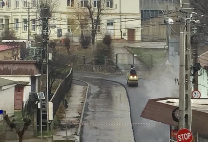 FOTO Atenție, se asfaltează românește, la Mediaș 2 foto atenție, se asfaltează românește, la mediaș