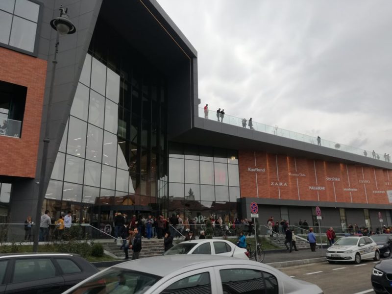 foto s-a deschis primul mall din sibiu - mii de oameni la inaugurarea promenada