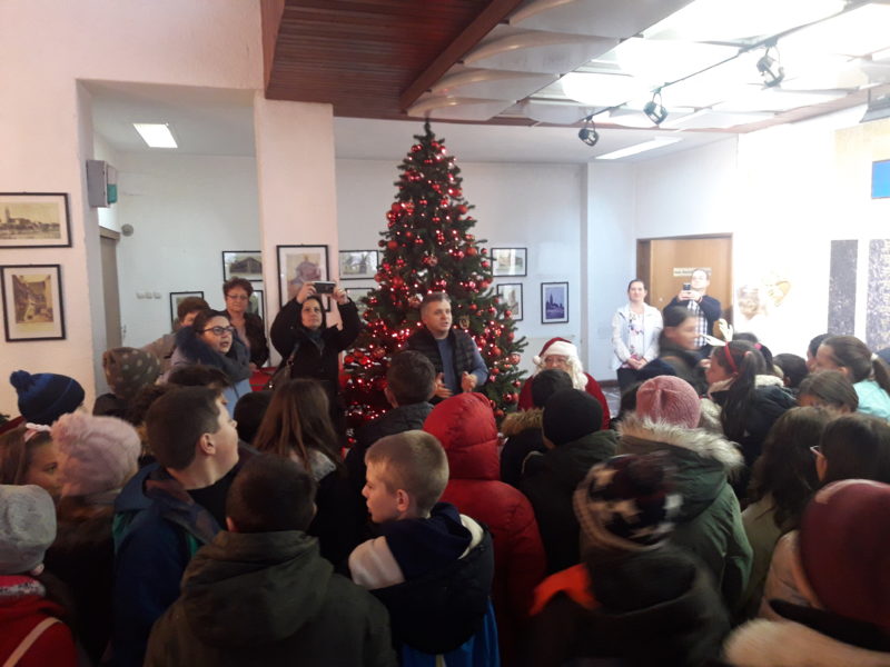 foto colindătorii au luat cu asalt primăria mediaș