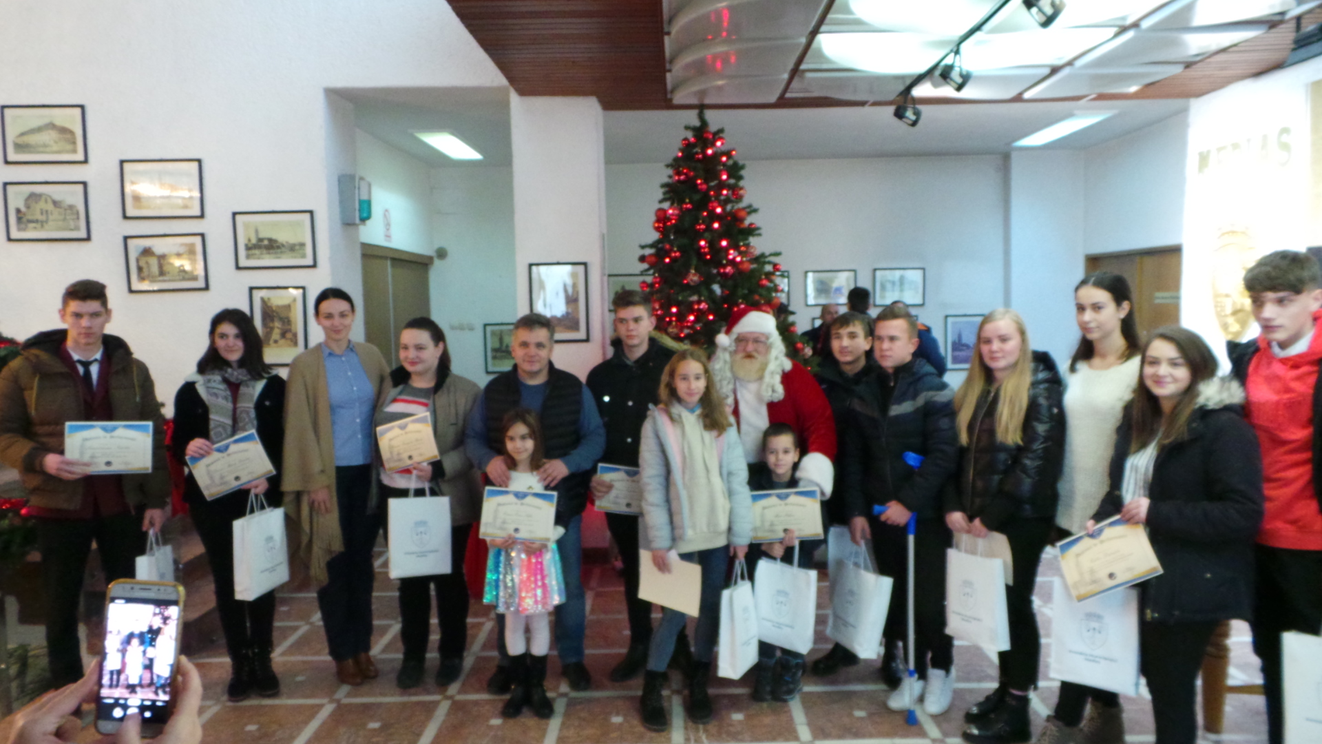 FOTO Primăria Mediaș a acordat burse de performanță elevilor medieșeni 2 foto primăria mediaș a acordat burse de performanță elevilor medieșeni