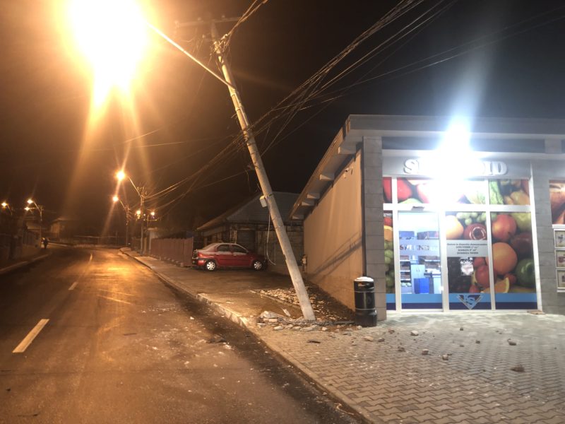 foto stâlp rupt pe strada bucegi. șoferul a fugit