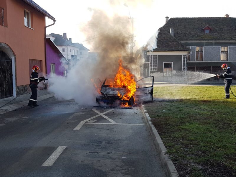 foto autoturism distrus de flăcări, la mediaș