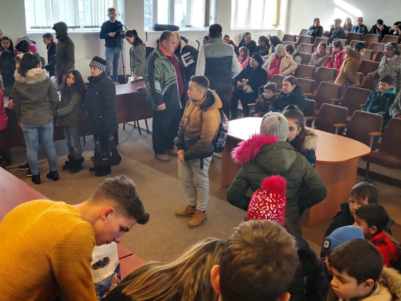 foto consiliul local al tinerilor mediaș a hrănit din nou zâmbete