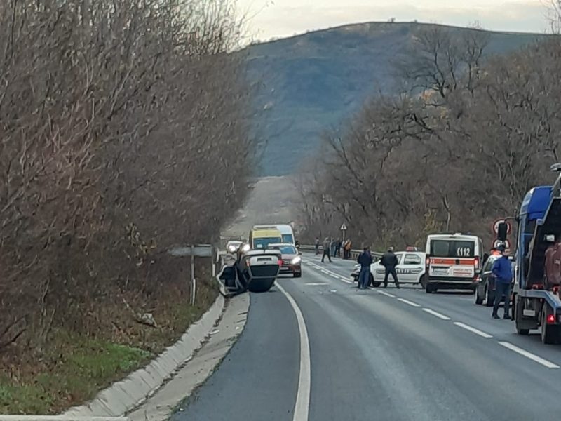 foto mașină de poliție, implicată într-un accident rutier, la slimnic
