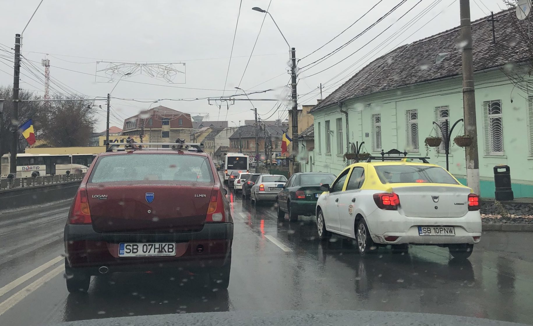 FOTO Haos pe străzile din oraș. Cumpărături de Crăciun pe ultima sută de metri 2 foto haos pe străzile din oraș. cumpărături de crăciun pe ultima sută de metri